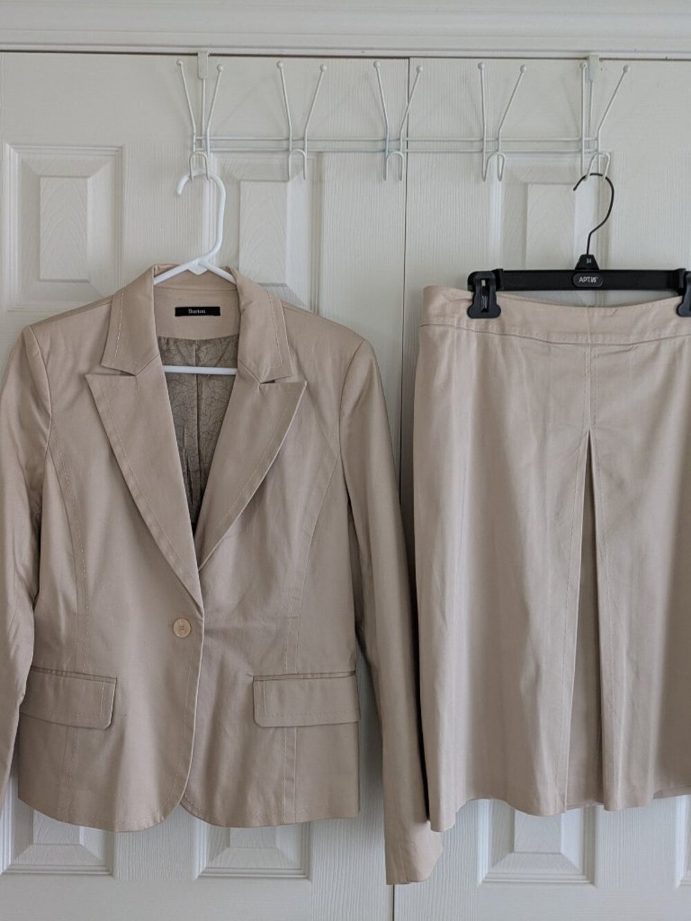 Burton Paris Linen/Cream Colored Suit in Euro Size 44, fits like a size 10-12